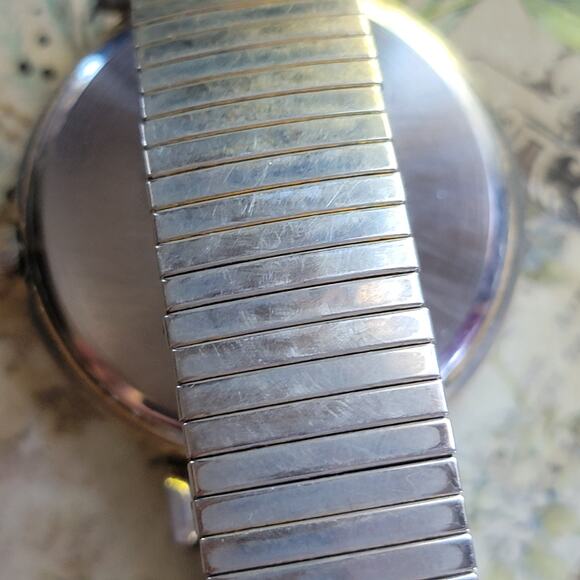 Vintage Watches ISA Gold Numerals Mother of Pearl Dial Quartz Womens Watch - Picture 5 of 10